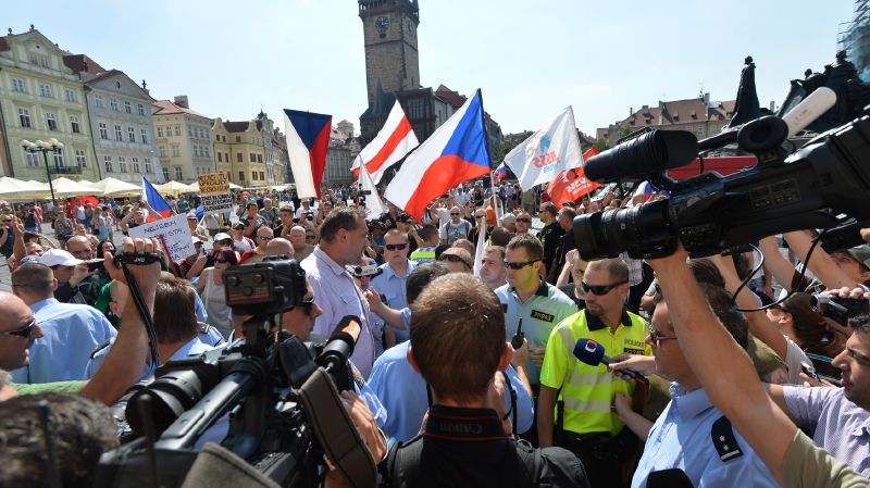 Demonstrace proti uprchlíkům i na jejich podporu na Staroměstkém náměstí.