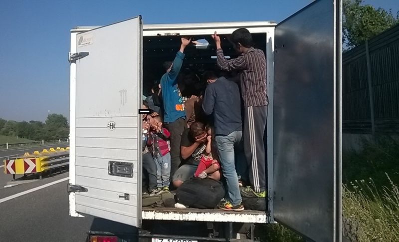 V přeplněném voze se tísnilo 86 uprchlíků. V přeplněném voze se tísnilo 86 uprchlíků.