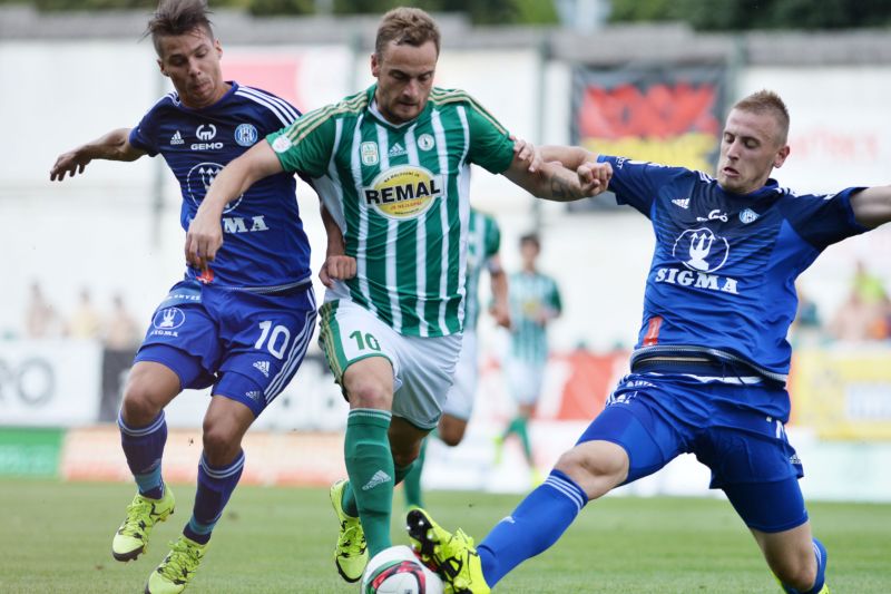 3. kolo první fotbalové ligy Bohemians Praha 1905 - Sigma Olomouc 8. srpna v Praze. Zleva Jan Navrátil z Olomouce, Matúš Mikuš z Bohemians a Uroš Radakovič z Olomouce.