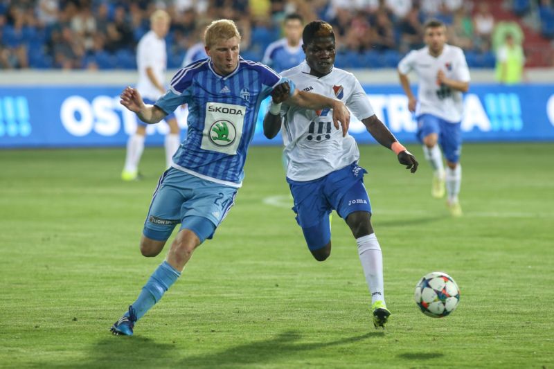 3. kolo první fotbalové ligy, FC Baník Ostrava - FK Mladá Boleslav, 8. srpna v Ostravě. Zleva Jan Šisler (Olomouc) a Francis Narh (Baník).