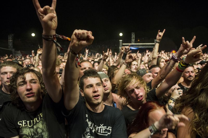 Doslova hlava na hlavě. Tak vypadal letošní ročník metalového festivalu. Doslova hlava na hlavě. Tak vypadal letošní ročník metalového festivalu.