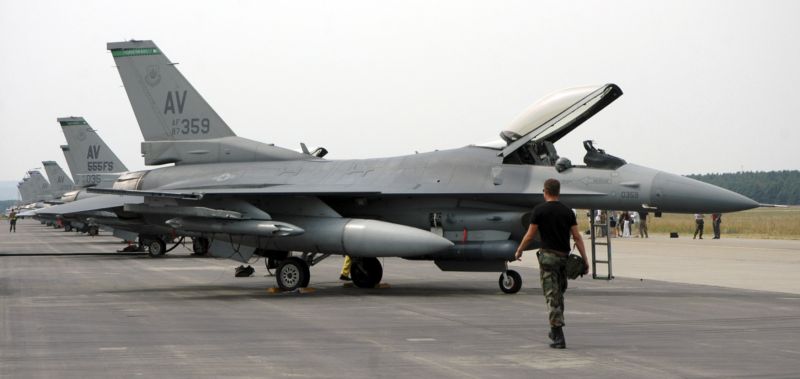 Stíhací letouny F-16 amerických ozbrojených sil. Stíhací letouny F-16 amerických ozbrojených sil.