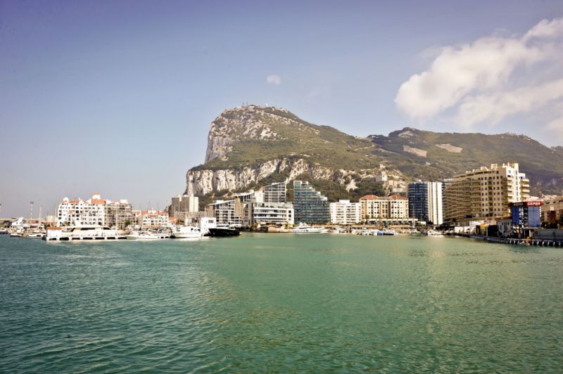 Británie si na pronikání do výsostných vod u Gibraltaru stěžuje opakovaně.