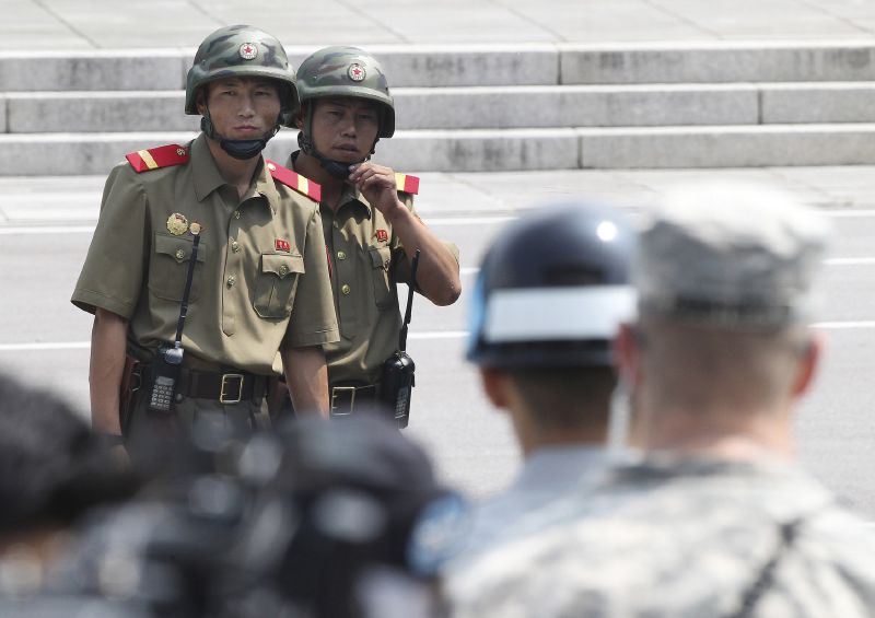 Severokorejští vojáci při hranicích s Jížní Korea.