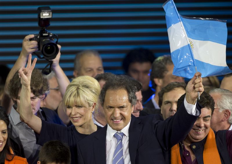 Nejvíce hlasů od voliču získal Daniel Scioli. Na snímku se svou manželkou Karinou Raboliniovou po boku.