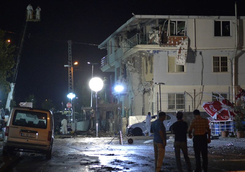 Bombový útok na policejní stanici v Istanbulu zranil v pondělí v noci pět policistů a dva civilisty.