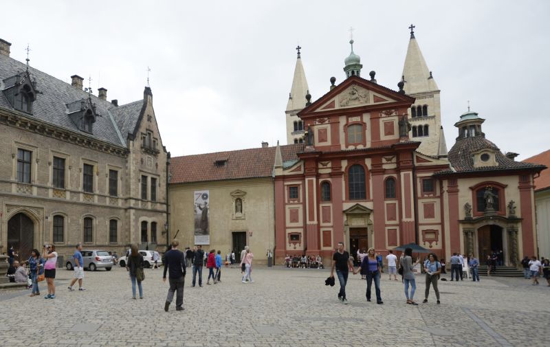 Církvi se vrátí dva objekty v areálu Pražského hradu. Memorandum o převedení Mockerových domů (vlevo) a Jiřského kláštera (jeho vstupní část je objekt druhý zleva).