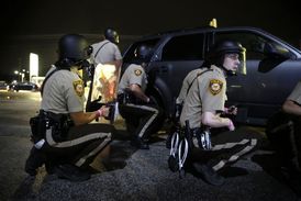 Ke střelbě na předměstí St. Louis došlo ve chvíli, kdy policisté chtěli rozehnat dav demonstrantů.