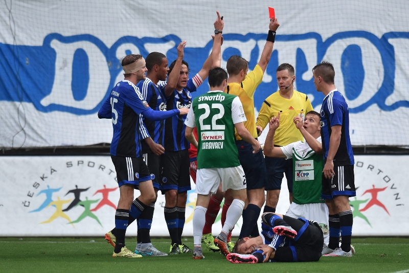 Úvodní zápas 3. předkola fotbalové Evropské ligy FK Jablonec - FC Kodaň 29. července v Jablonci nad Nisou. Hlavní rozhodčí Mattias Gestranius z Finska vyloučil jabloneckého útočníka Stanislava Tecla (druhý zprava).
