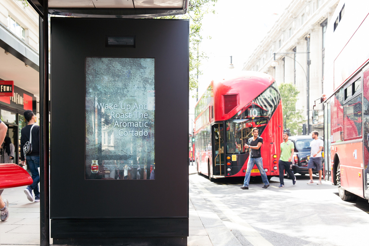 Poutače s umělou inteligencí na Oxford Street. Poutače s umělou inteligencí na Oxford Street.