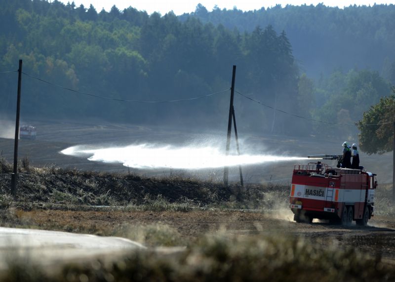 U Bavorova na Strakonicku shořelo na ploše cca 150 hektarů pole a část lesa. 
