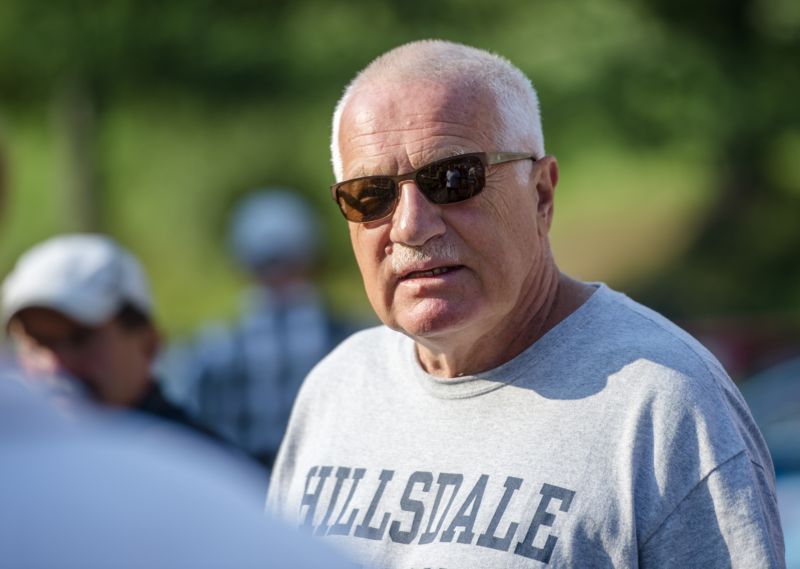 Bývalý prezident Václav Klaus vnímá současný nápor migrantů jako zcela zásadní nebezpečí.