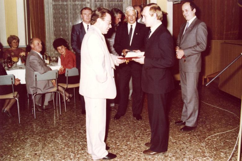 Dekorovaný Putin v roce 1987.