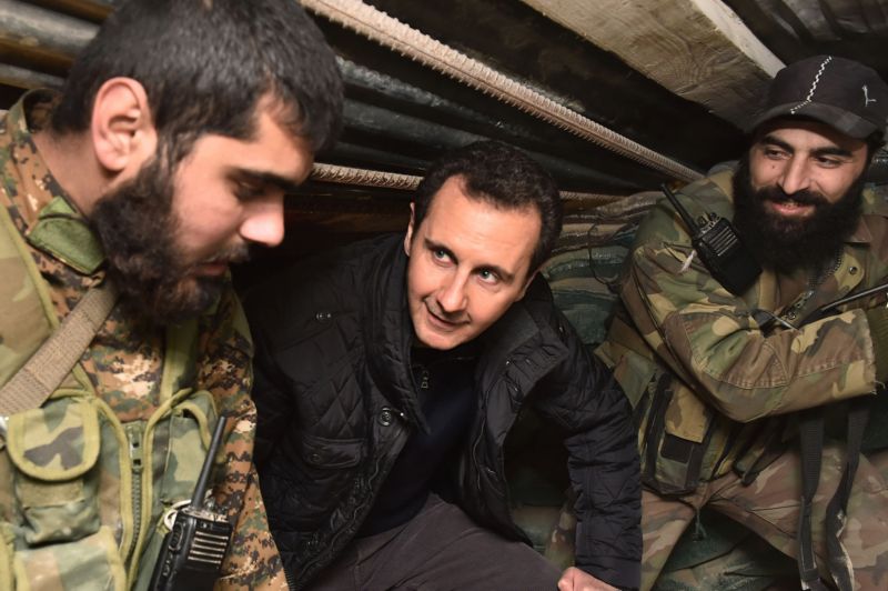 Prezident Bašár Asad (uprostřed) mezi svými vojáky. Prezident Bašár Asad (uprostřed) mezi svými vojáky.