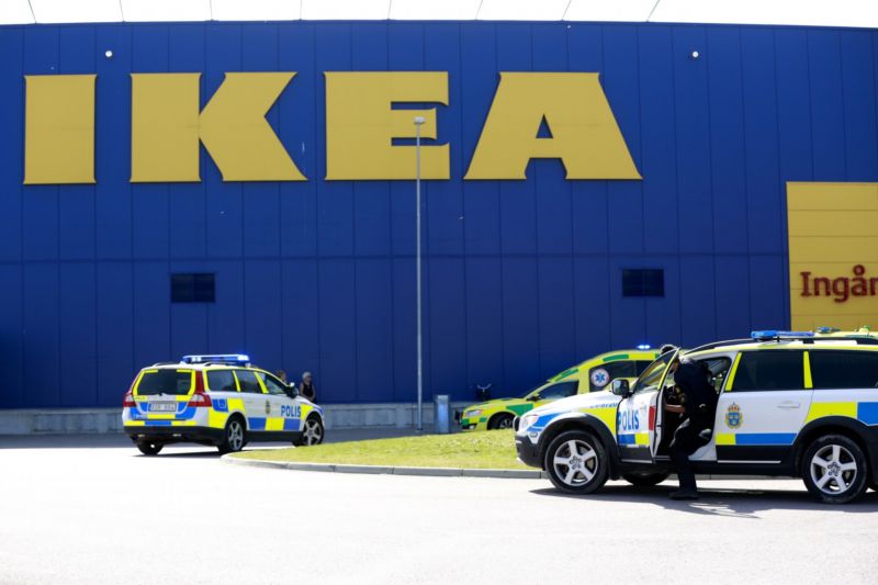 Policie v obchodním domě IKEA zadržela celkem dva podezřelé. Policie v obchodním domě IKEA zadržela celkem dva podezřelé.