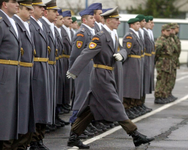 Zatím poslední absolventi základní vojenské služby na Slovensku v kasárnách v bratislavských Vajnorech v prosinci 2005. Zatím poslední absolventi základní vojenské služby na Slovensku v kasárnách v bratislavských Vajnorech v prosinci 2005.
