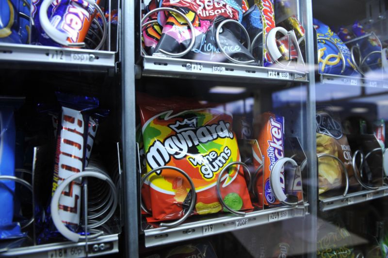 Ze školních bufetů a automatů měly vymizet cukrovinky, výrobky z kakaa a čokolády či hamburgery a solené výrobky. Ze školních bufetů a automatů měly vymizet cukrovinky, výrobky z kakaa a čokolády či hamburgery a solené výrobky.