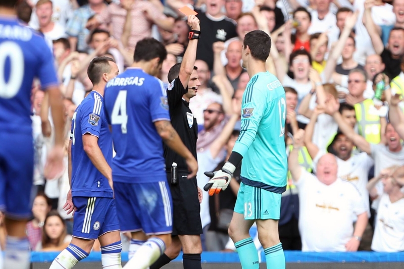Thibaut Courtois právě dostává červenou kartu.