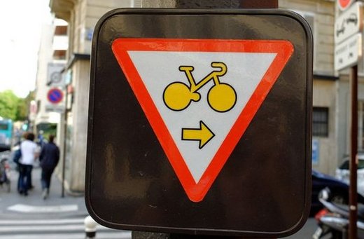 Značka "povolen průjezd na červenou".
