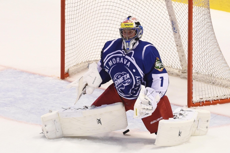 Gólman Komety Marek Čiliak. 