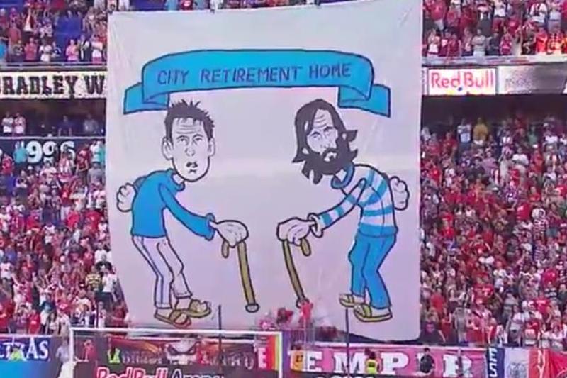 Takhle se prezentovali fanoušci Red Bullu New York ve víkendovém derby proti City. 