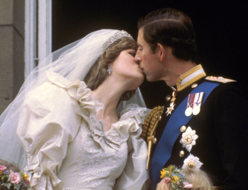 Dražba nabídne dvanáct soukromých snímků ze slavností recepce po svatební obřadu princezny Diany a prince Charlese.