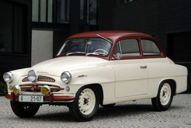 Čtyřmístný dvoudveřový vůz poháněl motor s výkonem 40 koní.