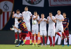 Lionel Messi se nádherně trefuje přes zeď.