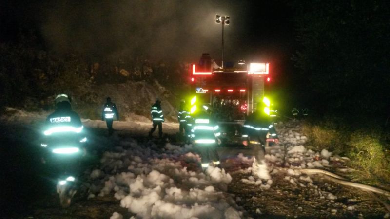 Policie vyšetřuje, kdo nelegální skládku založil, i příčinu vzniku požáru.