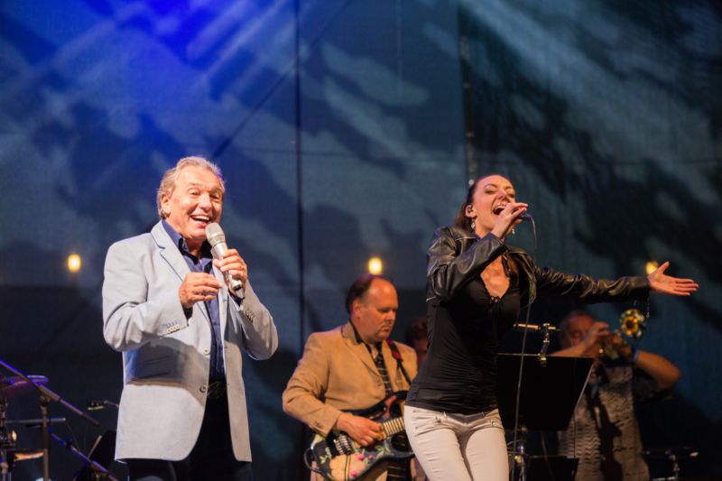 Karel Gott se zpěvačkou Dashou při otevírání Rehabilitační nemocnice v Berouně.