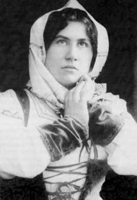 Emilie Václavka Jindřiška Pavlína Kittlová se narodila v pátek 26. února 1878 v Kateřinské ulici č. 5. Dětství prožívala střídavě v Praze a v Milešově, kde otec vlastnil rudné doly.