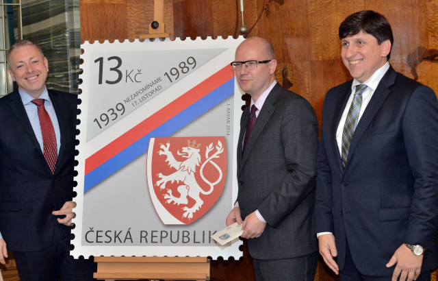 Premiér Bohuslav Sobotka s Milanem Chovancem (vlevo) a ředitelem České pošty Martinem Elkánem (vpravo).