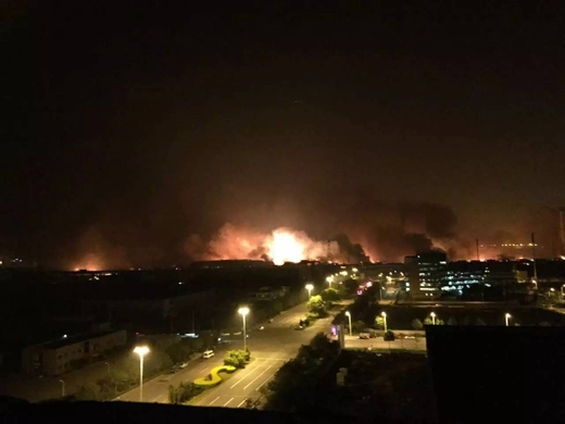 Oheň a kouř po explozi.