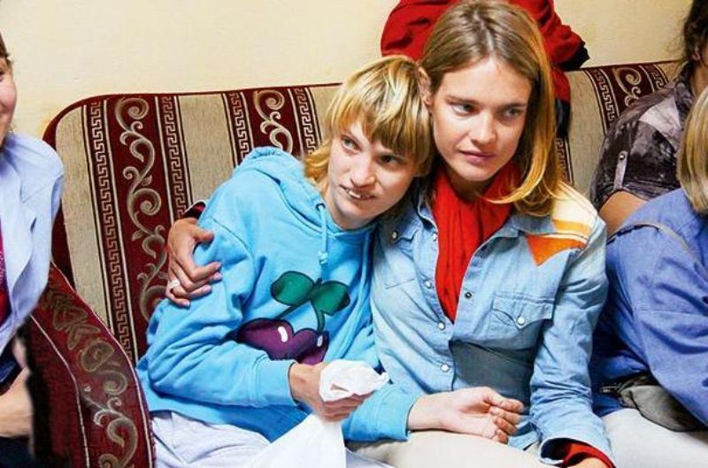 Ruská topmodelka Natalja Voďanovová se svou mladší sestrou.