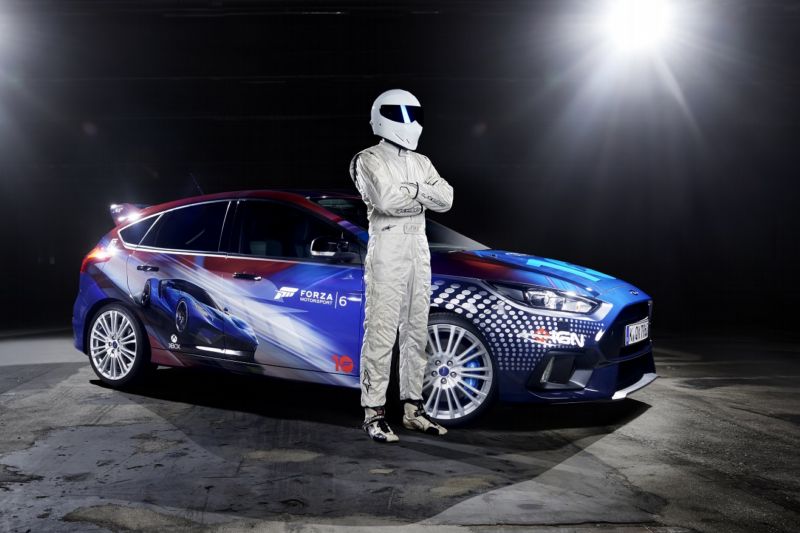 Originální Ford Focus RS přivezl na velerth Gamescom tajemný Stig.