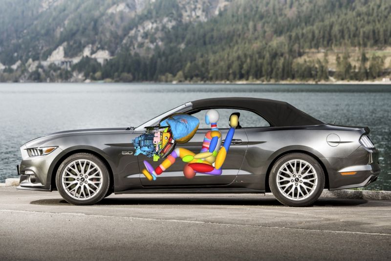 Nový Mustang přiváží inovativní řešení umístění airbagu.