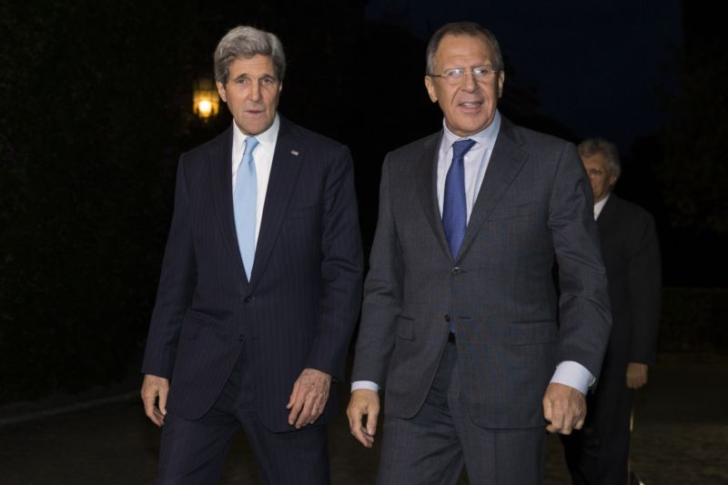Ministr zahraničí USA John Kerry (vlevo) s ruským ministrem Sergejem Lavrovem.