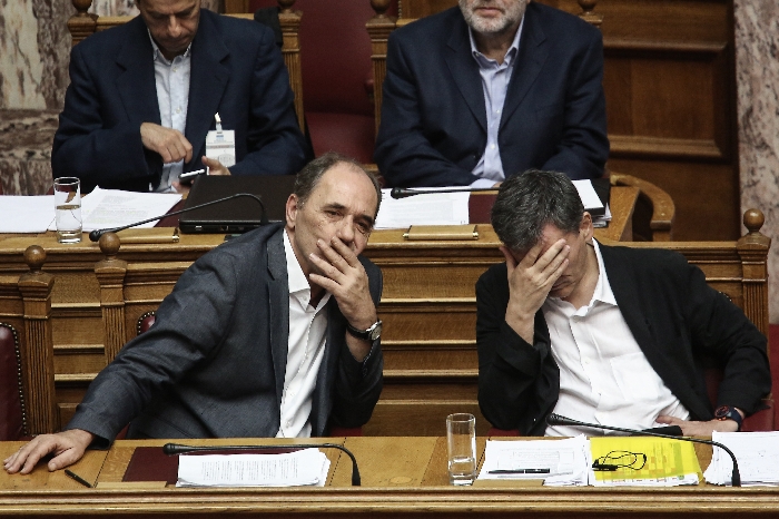  Řecký ministr financí Euklidis Tsakalotos (vpravo).