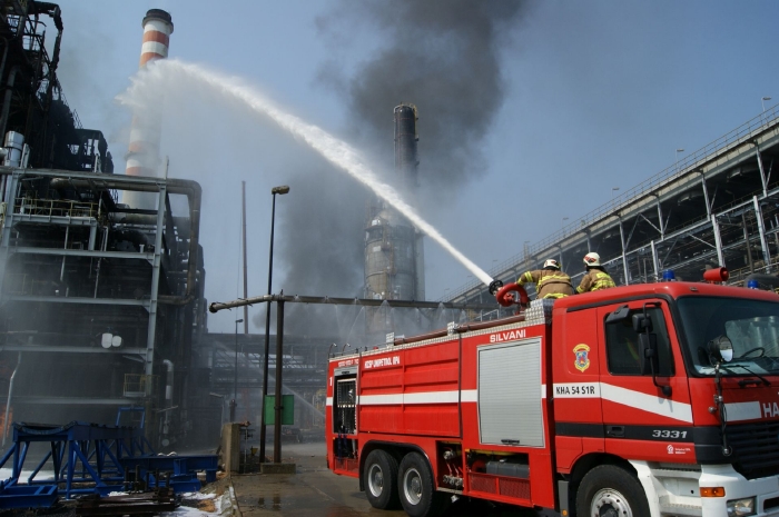 Zásah hasičů v hořící chemičce Unipetrolu.