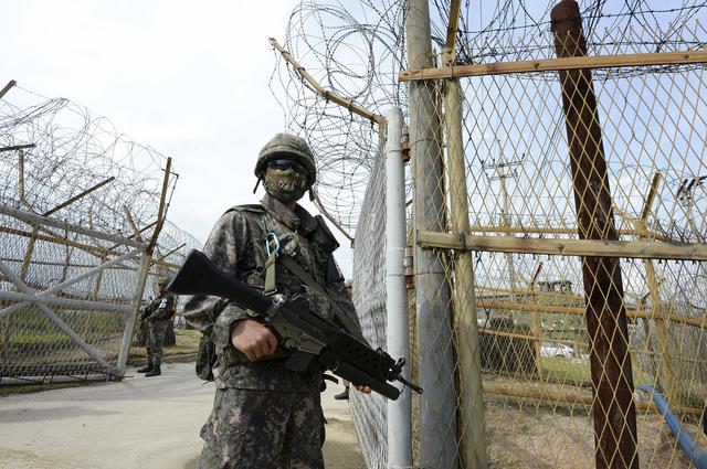Jihokorejský voják poblíž místa výbuchu miny v demilitarizovaném pásmu na hranici KLDR a Jižní Koreji.