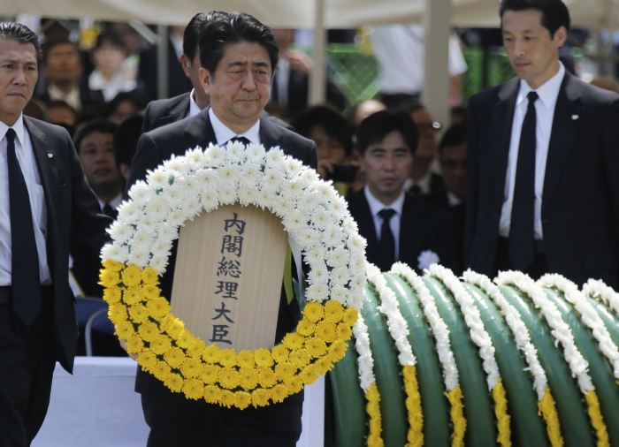 Japonský premiér Šinzó Abe pokládá věnec k uctění obětí války.