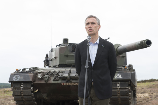Šéf NATO Stoltenberg na manévrech NATO v Polsku.