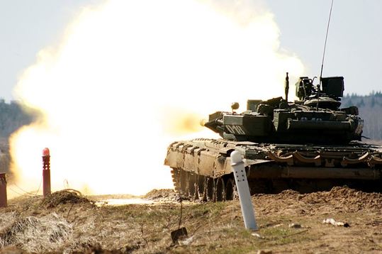 Ruský T-90A pálí na manévrech.