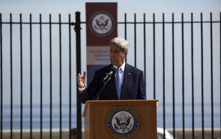John Kerry na ceremonii k otevření velvyslanectví v Havaně.