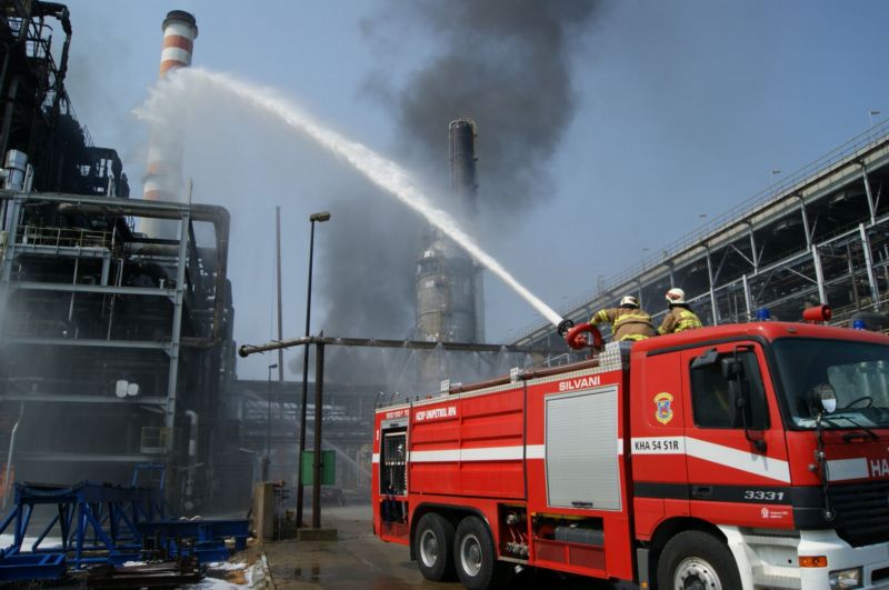 Hasiči chladí zařízení v chemičce. Hasiči chladí zařízení v chemičce.