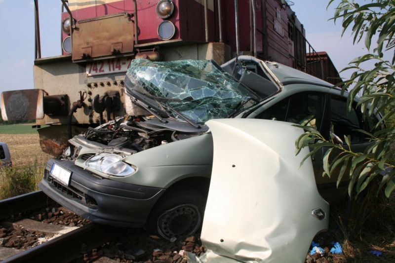 Dva lidé zemřeli a další dva se zranili 14. srpna při srážce auta s vlakem u Ostrožské Nové Vsi na Uherskohradišťsku.
