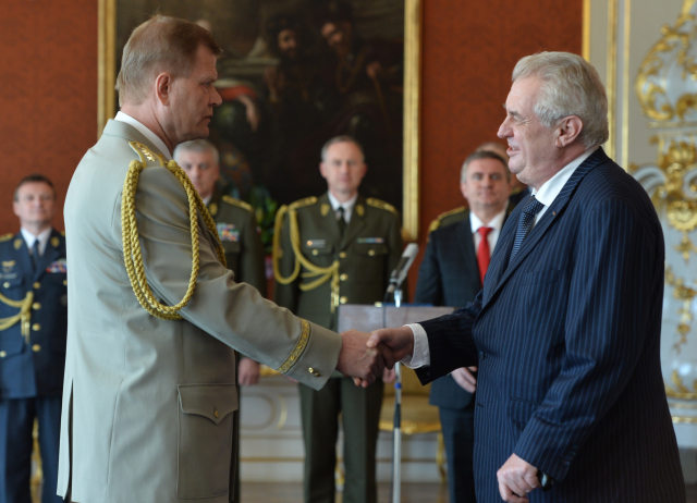Náčelník generálního štábu Josef Bečvář (vlevo) s prezidentem Milošem Zemanem.