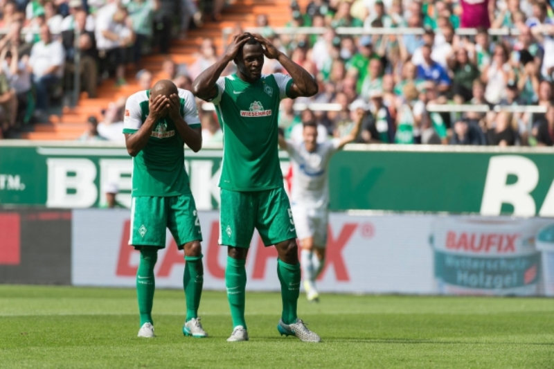 Theo Gebre Selassie (vzadu) poté, co se trefil do vlastní branky.