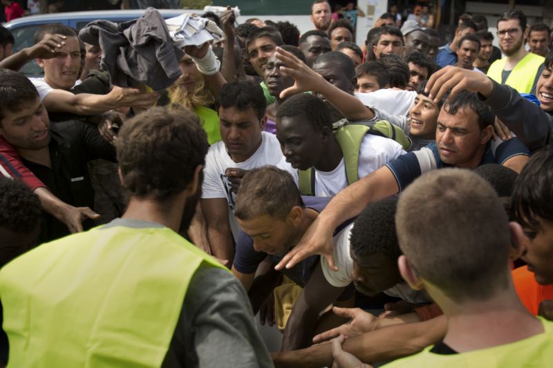 Rozdávání oblečení v táboře u Calais.