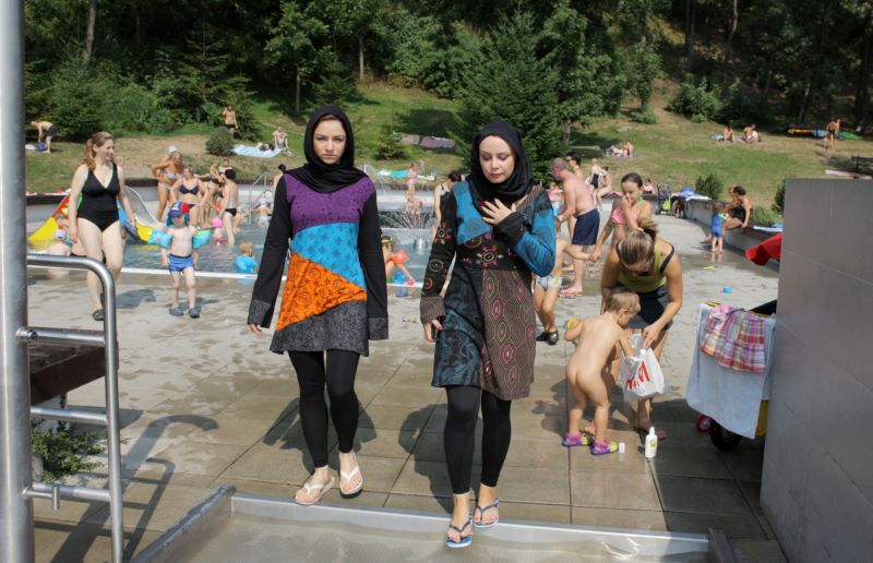 Reportérky převlečené za muslimky.